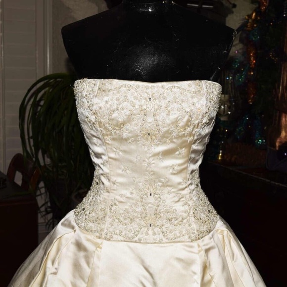 Reem Acra Rich Wedding Dress Size 10 in Ivory - Style Name is Rich - Sample - Picture 3 of 13